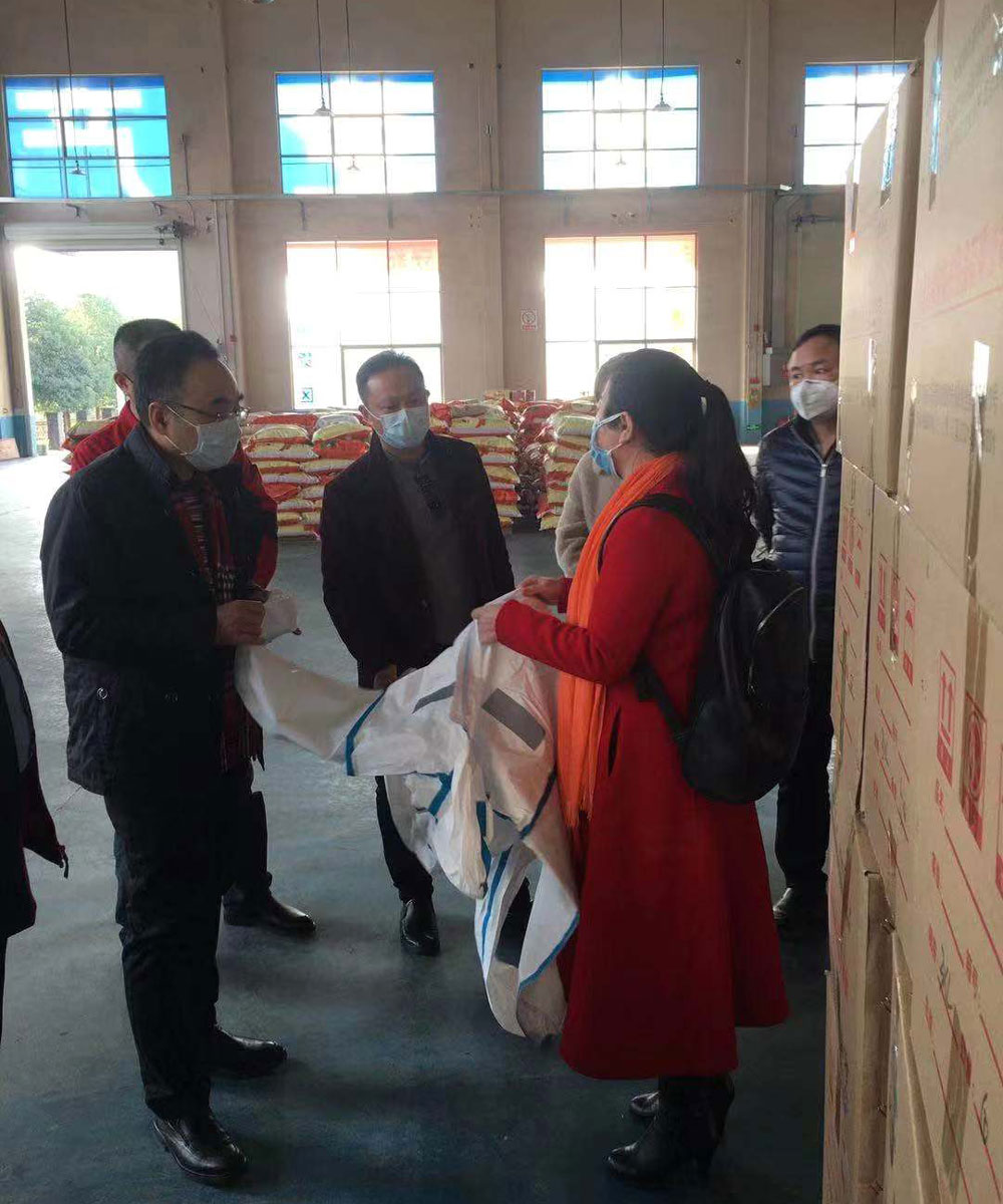 湖南省藥檢局局長及湘潭市藥監(jiān)局局長一行來湖南華大了解口罩、防護(hù)服滅菌細(xì)節(jié)